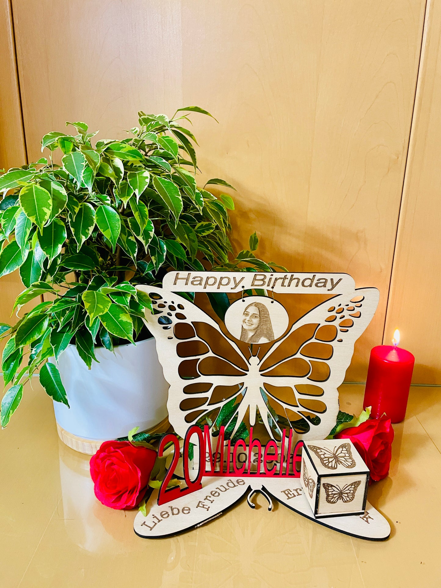 Geburtstagsaufsteller Schmetterling aus Holz, graviert, PERSONALISIERT mit Foto, Namen, Alter, Geburtsdatum