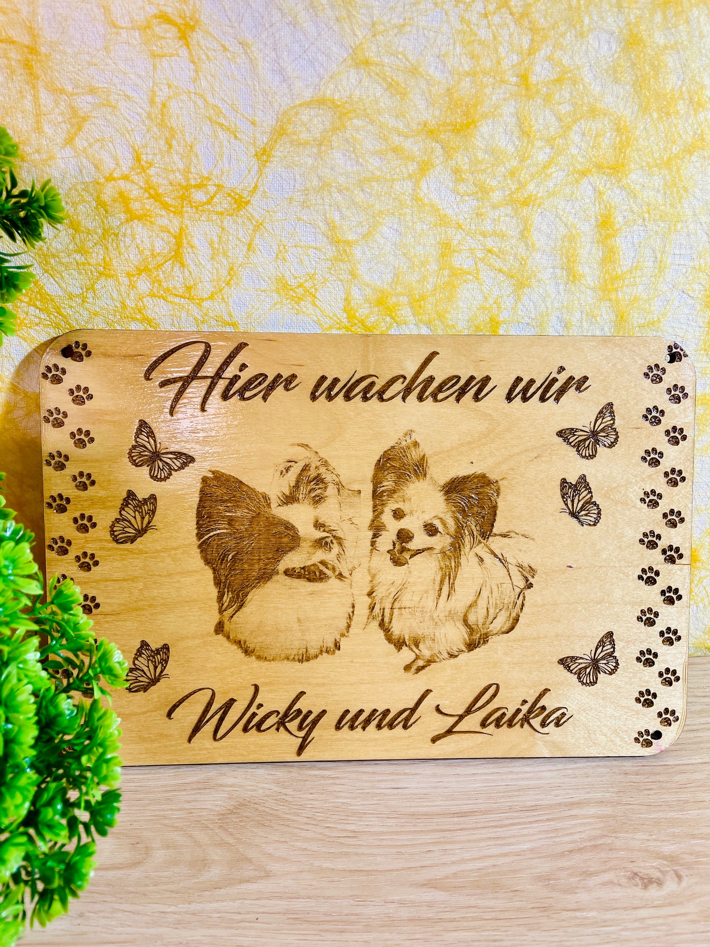 Hundeschild aus Holz - Hier wachen wir - PERSONALISIERT